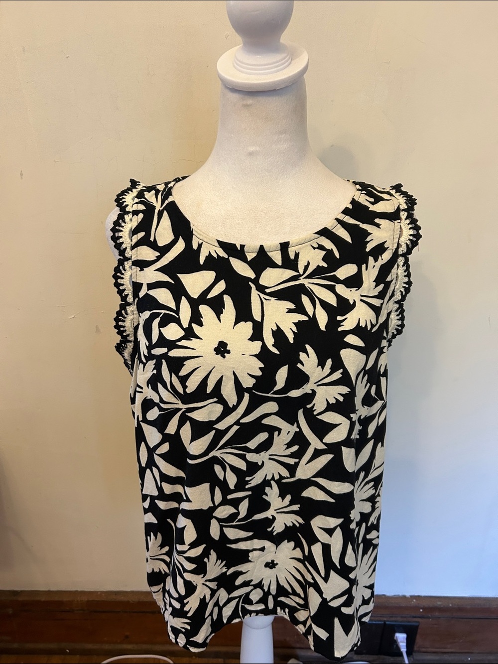 CeCe Black White Floral Crocheted cap sleeve blouse Size L EUC